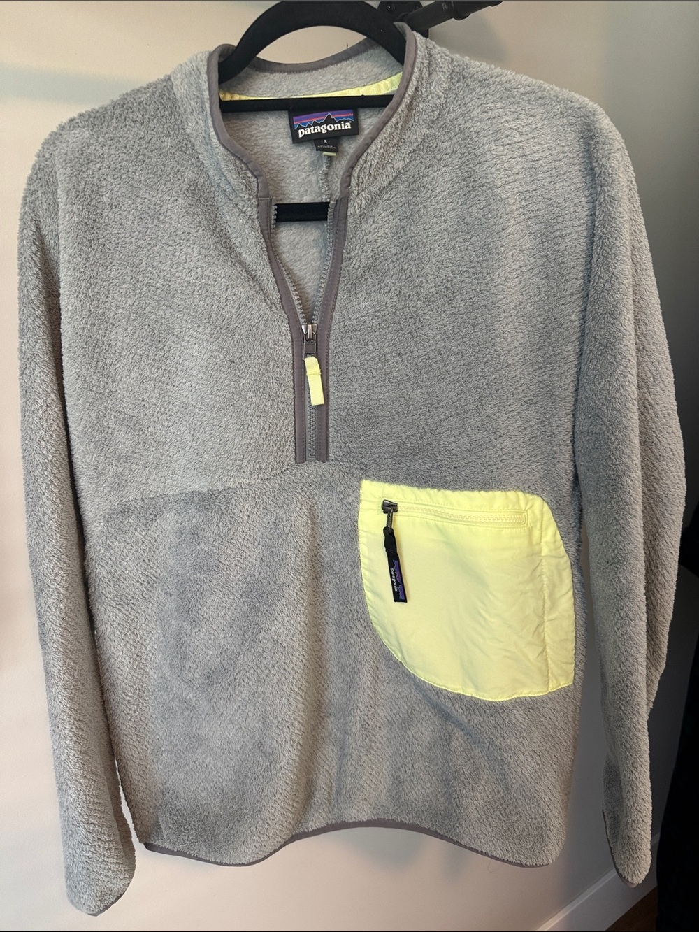 Patagonia Women’s Re-tool 1/2 zip Pullover in Nickel with Yellow Pocket
